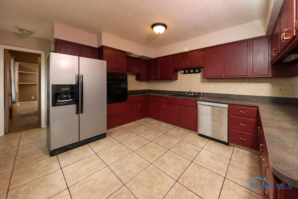 Property Photo: 536 Edinborough Drive OH 45840