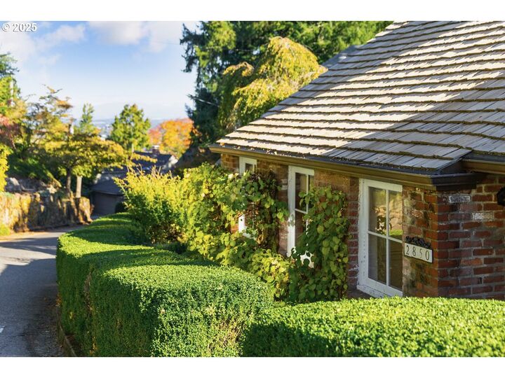 Property Photo: 2850 NW Verde Vista Ter OR 97210