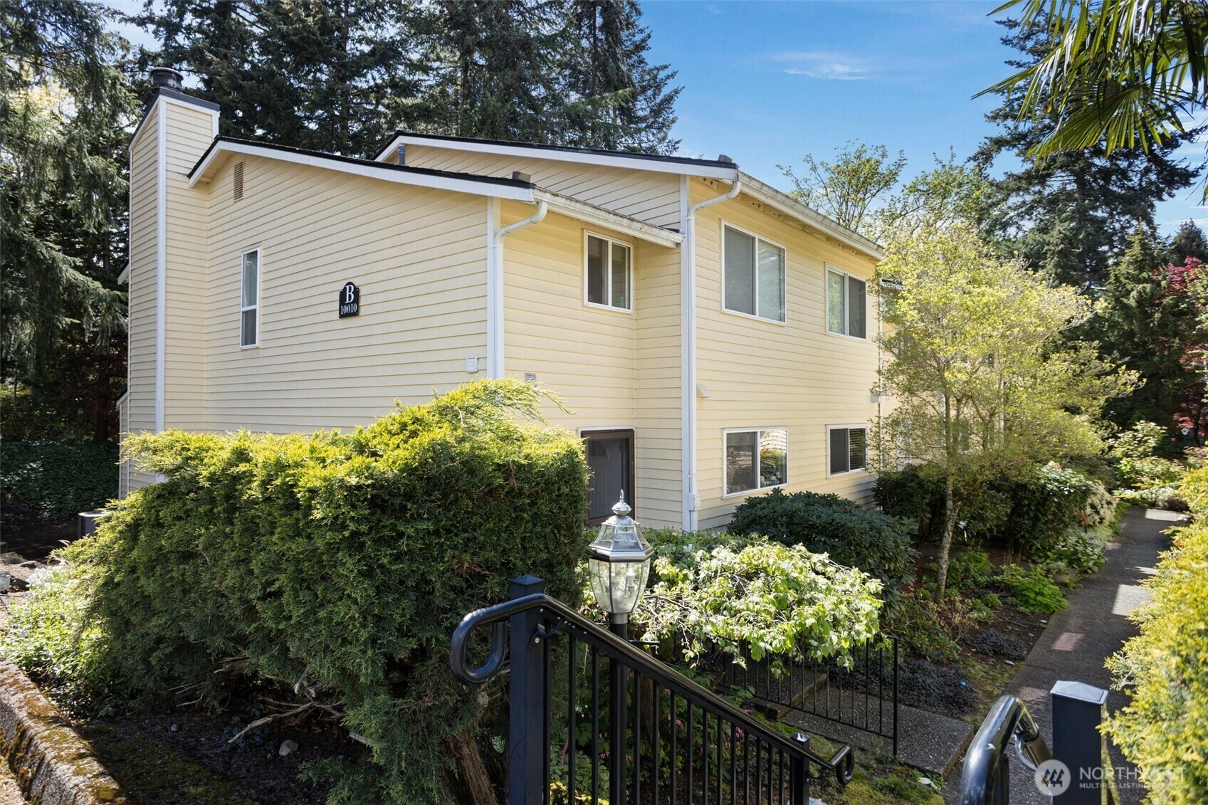Property Photo: 10010 NE 120th B2 WA 98034