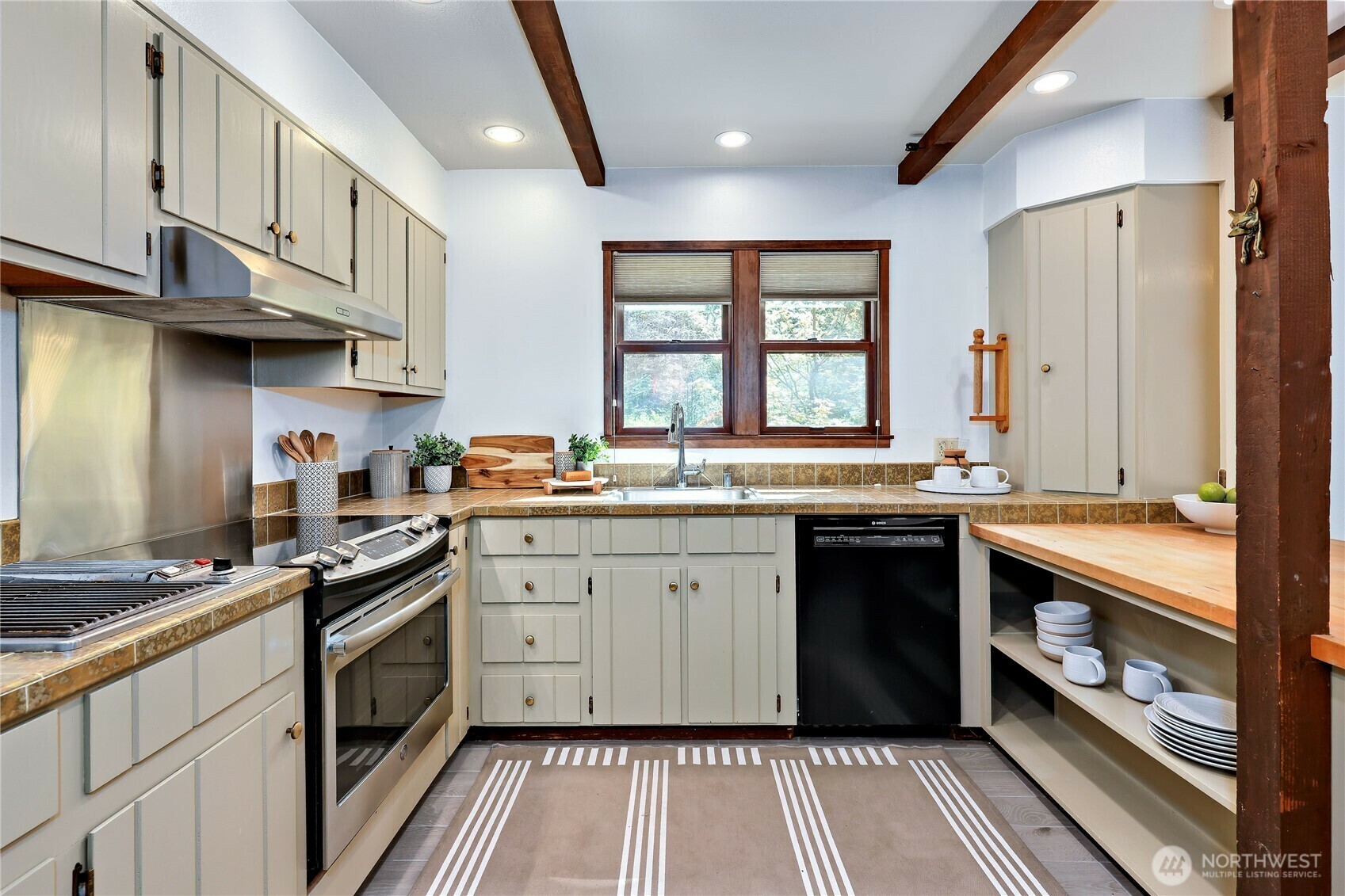 Property Photo:  8401  Quail Hill Road  WA 98110 