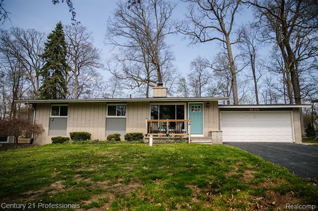 Property Photo:  8130 Casa Mia Drive  MI 48386 