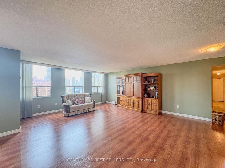 Photo de la propriété: 3650 Kaneff Crescent 1803 ON L5A 4A1