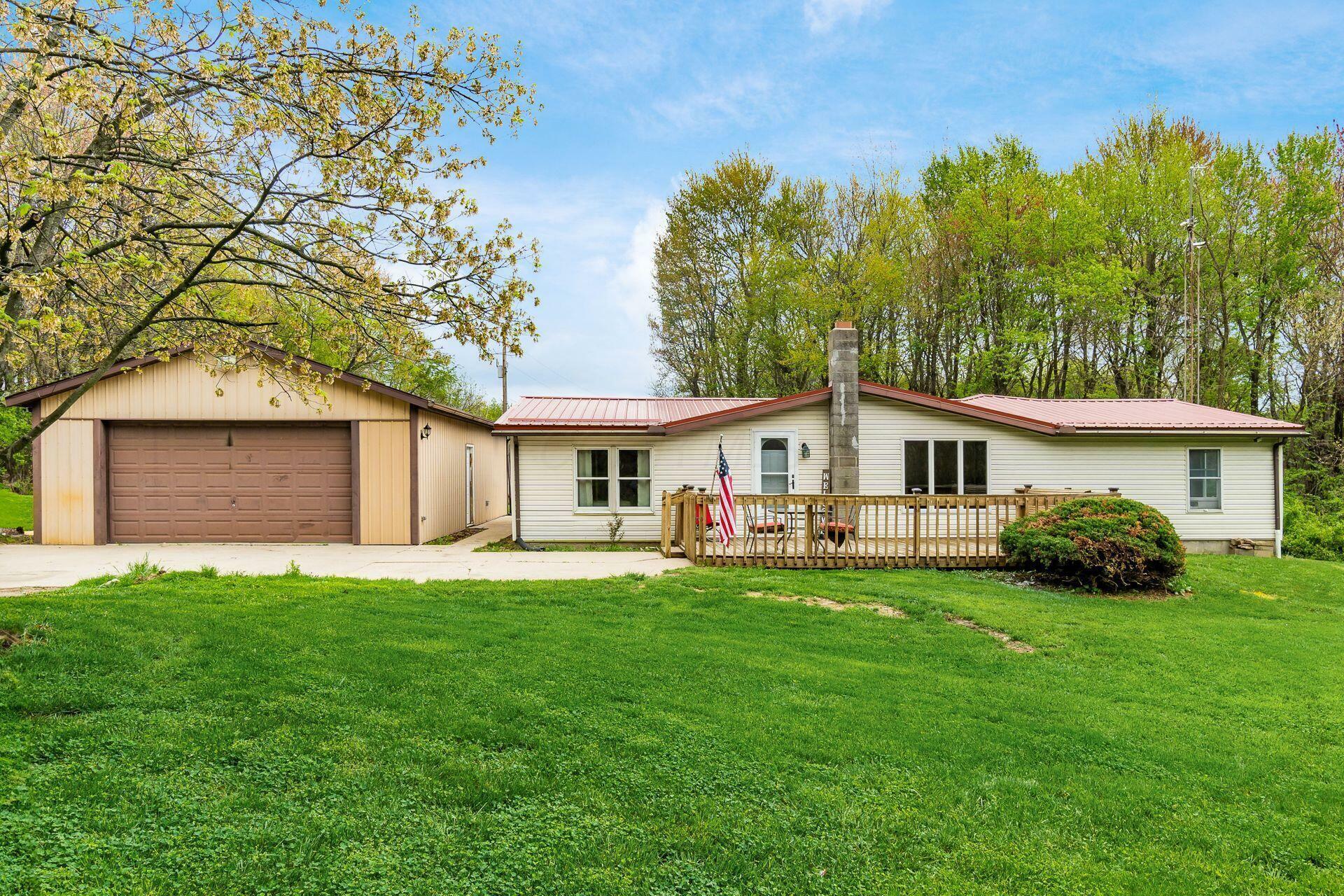 Property Photo: 4900 Stoney Hill SE Road OH 43056