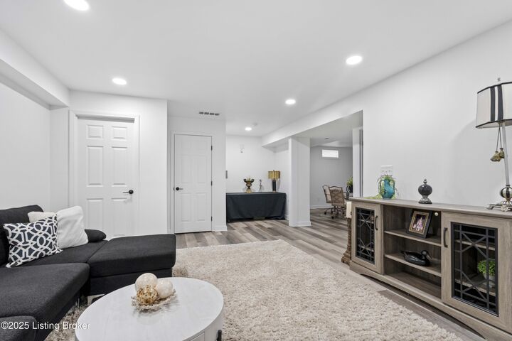 Property Photo: 842 Abingdon Cir KY 40065