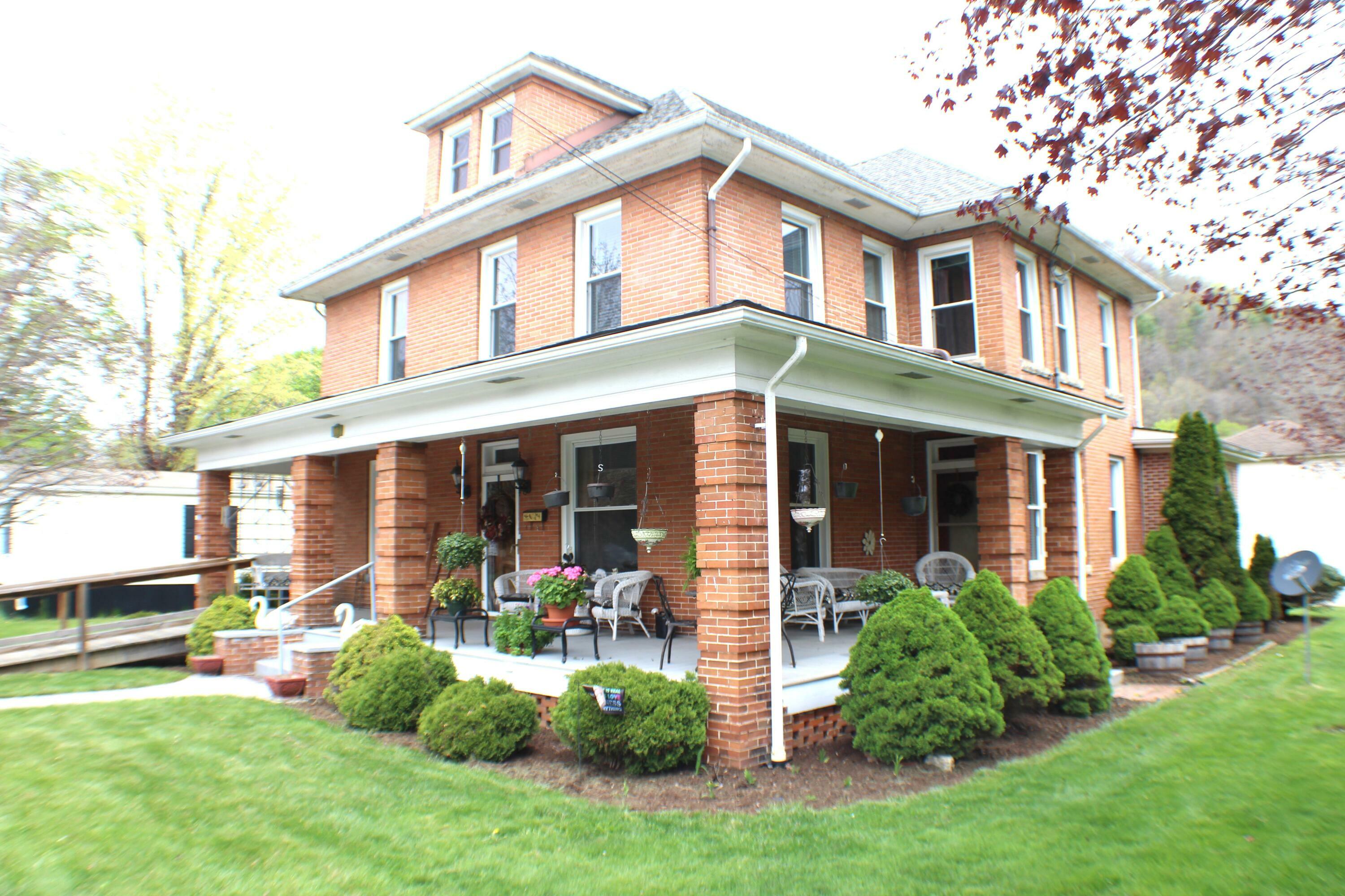 Property Photo: 911 9th St WV 24954