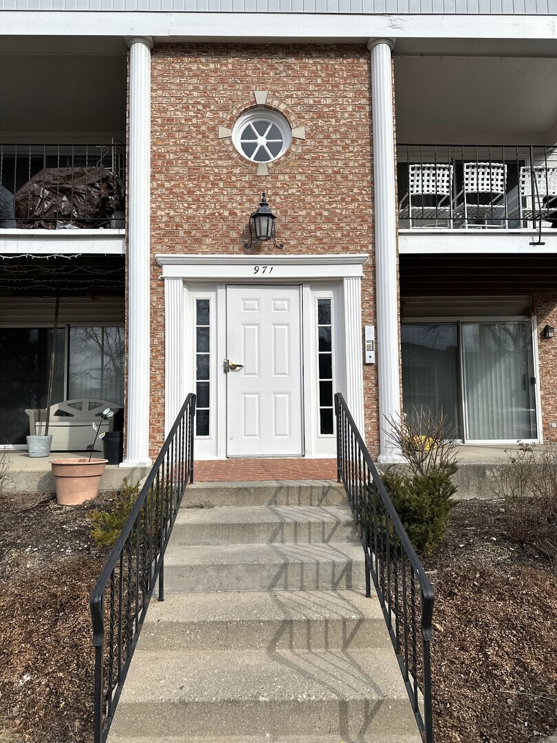 Property Photo: 971 Golf Course Road 6 IL 60014