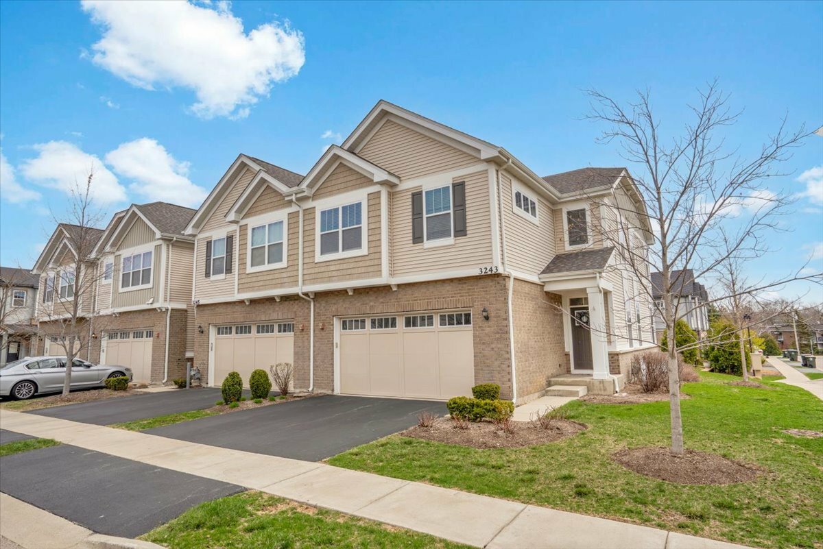 Property Photo: 3243 N Heritage Lane IL 60004