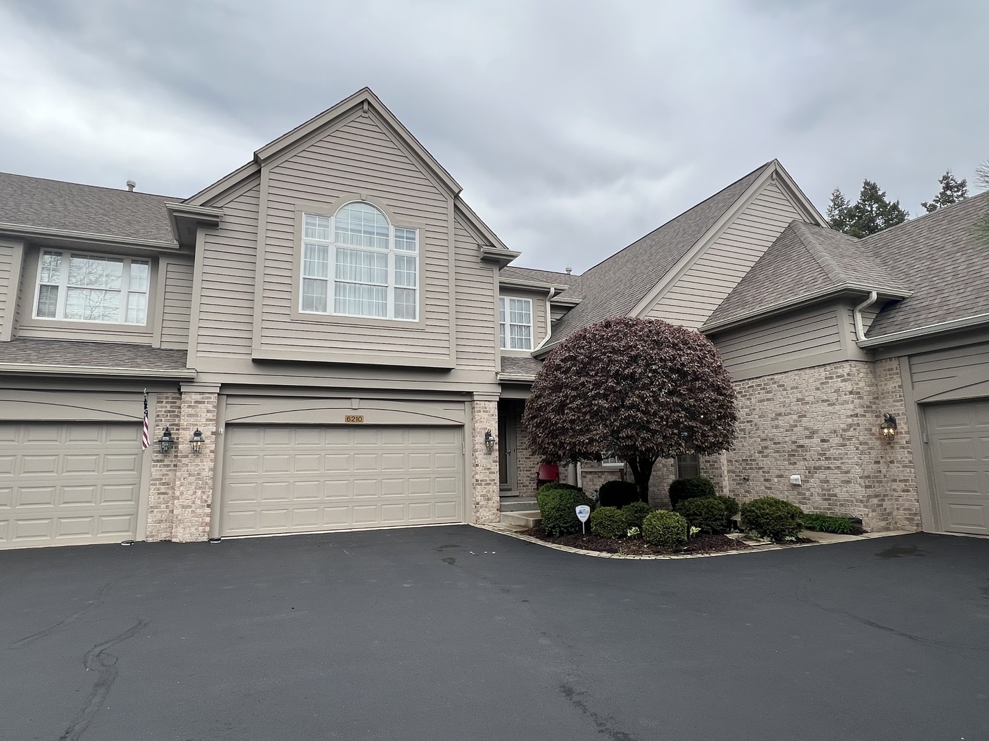 Property Photo: 6210 Edgebrook Lane IL 60525
