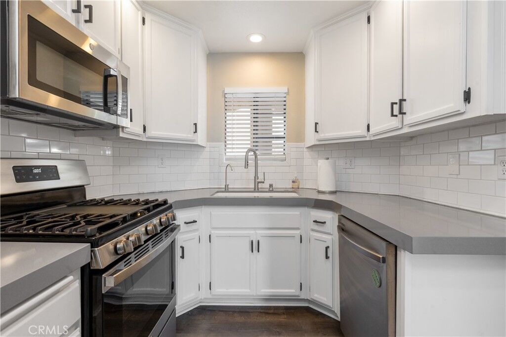 Property Photo: 3913 N Virginia Road 207 CA 90807