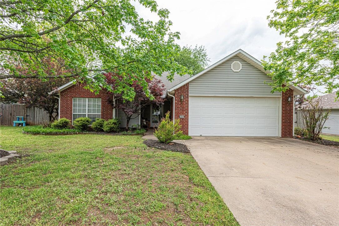Property Photo:  1527 N Genoa Avenue  AR 72704 