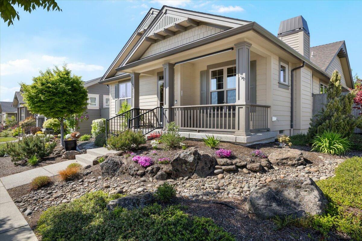 Property Photo: 3871 Sunleaf Avenue OR 97504