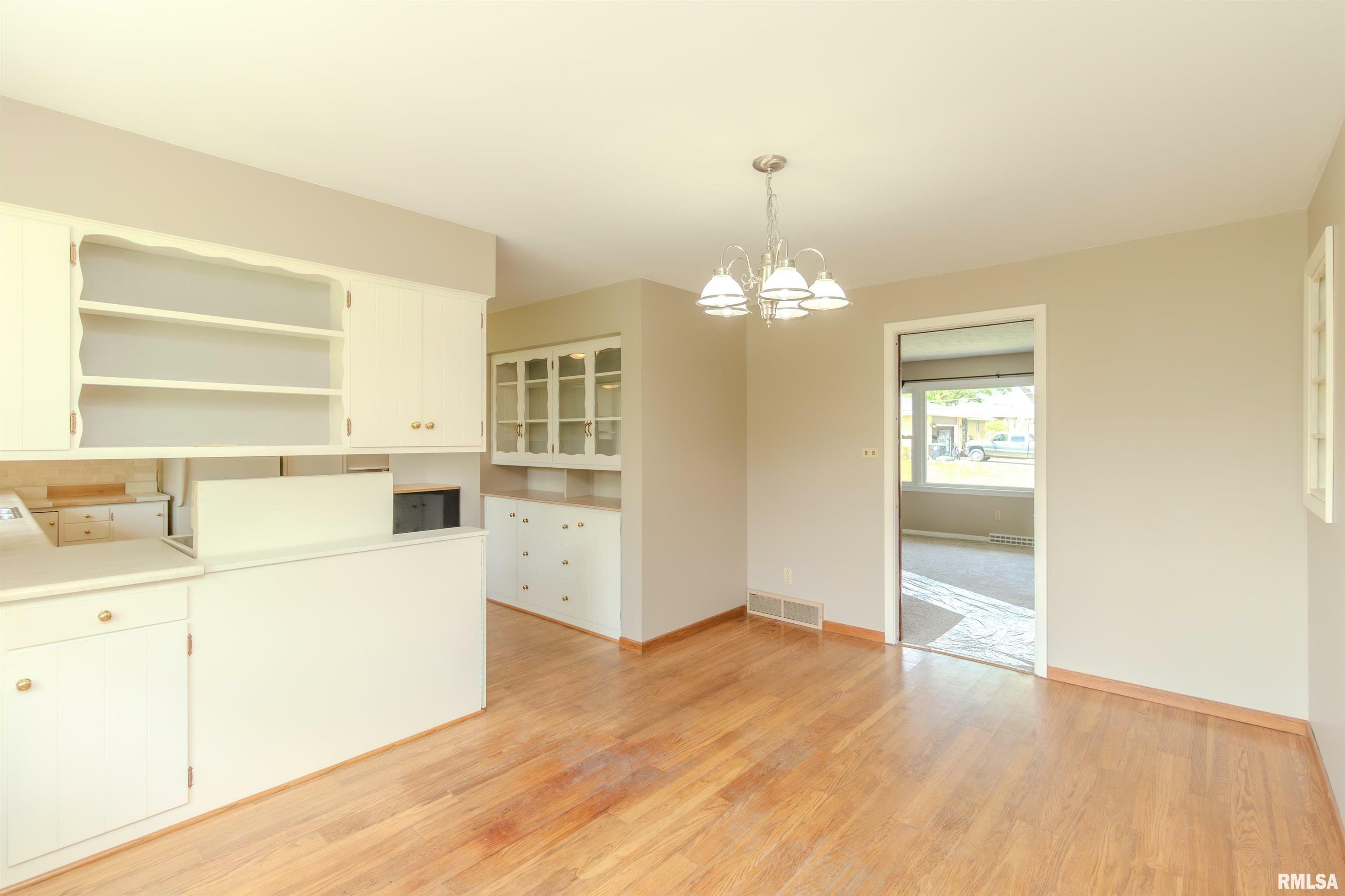 Property Photo: 501 W High Street IL 61561