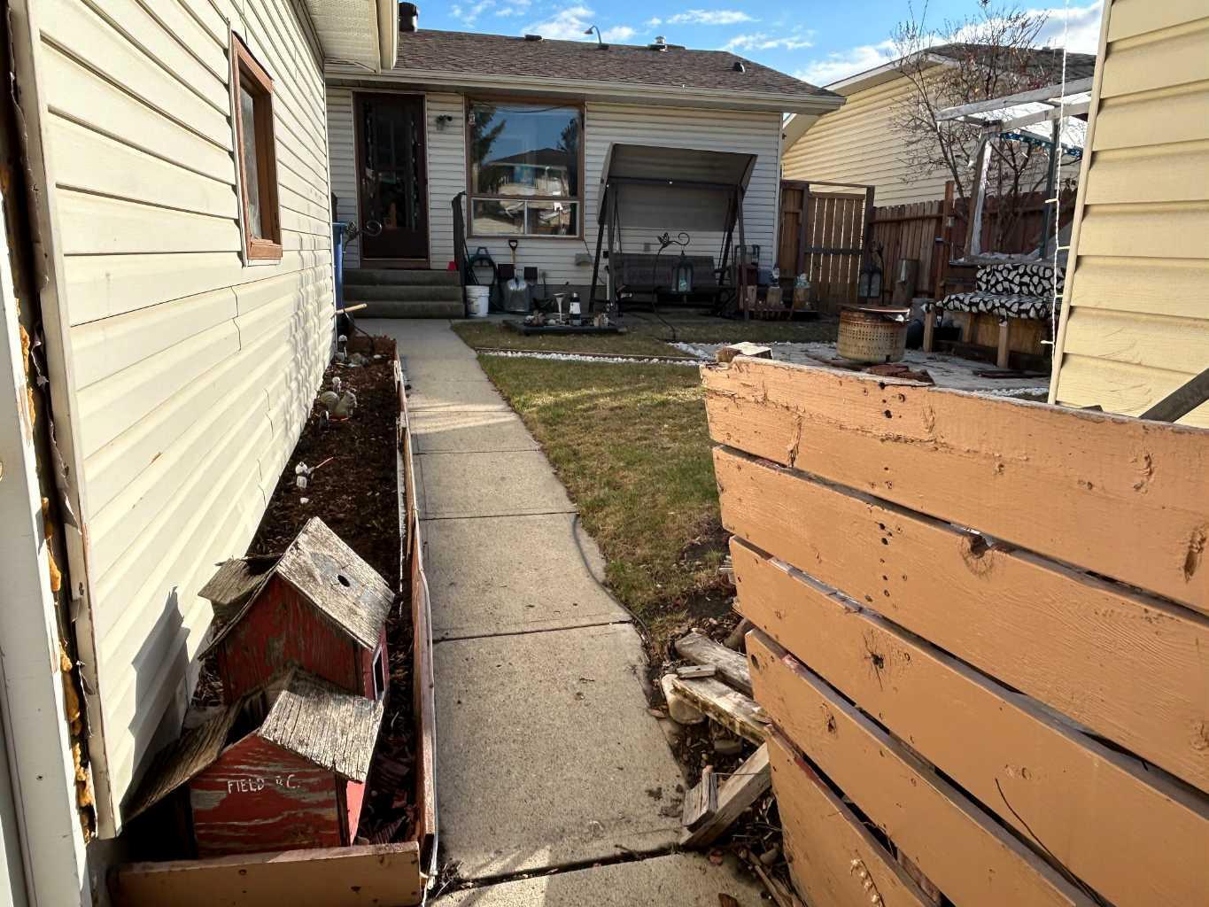 Property Photo:  636 Whiteridge Road NE  AB T1Y 2Y8 