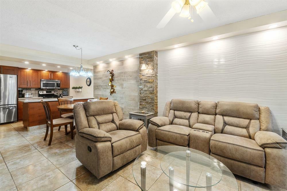 Property Photo: 606 Waterside Drive FL 33462