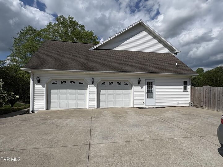 Property Photo:  142 Oakwell Lane  TN 37659