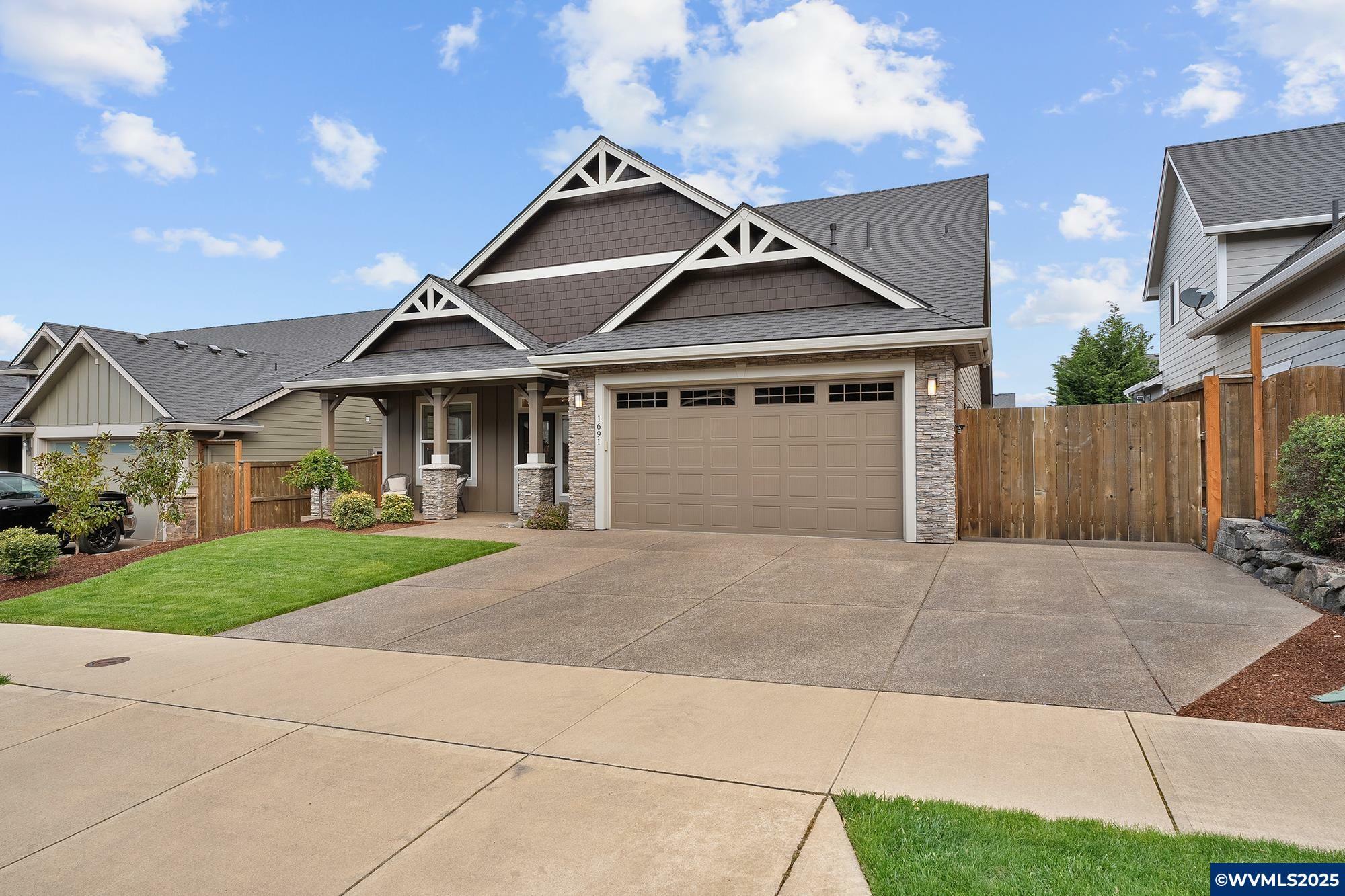 Property Photo: 1691 York Butte Av SE OR 97306