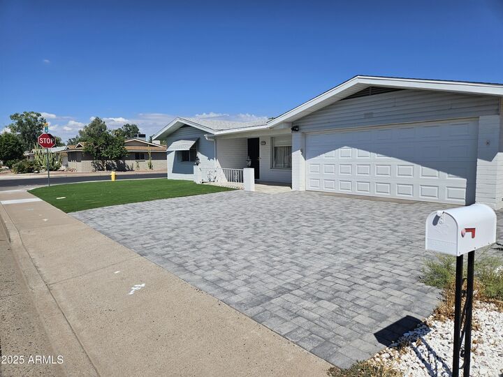 Property Photo: 5122 E Emerald Circle AZ 85206