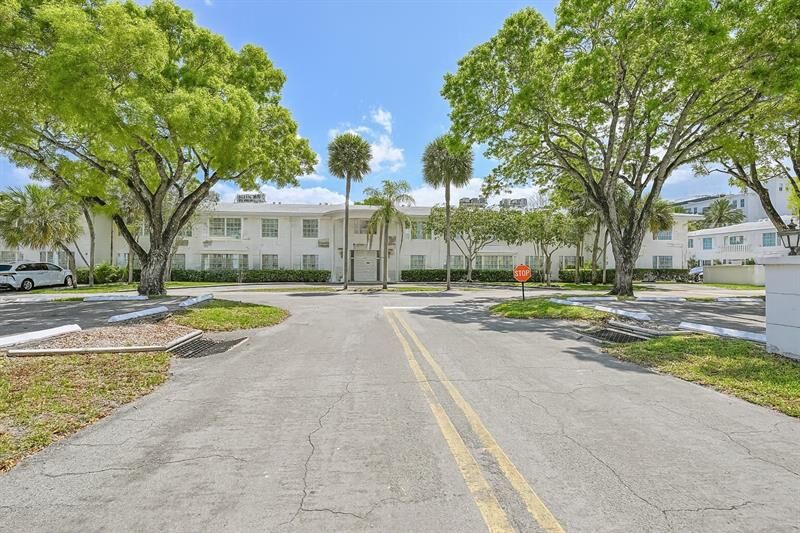 Property Photo: 6700 NE 22nd Way 2227 FL 33308