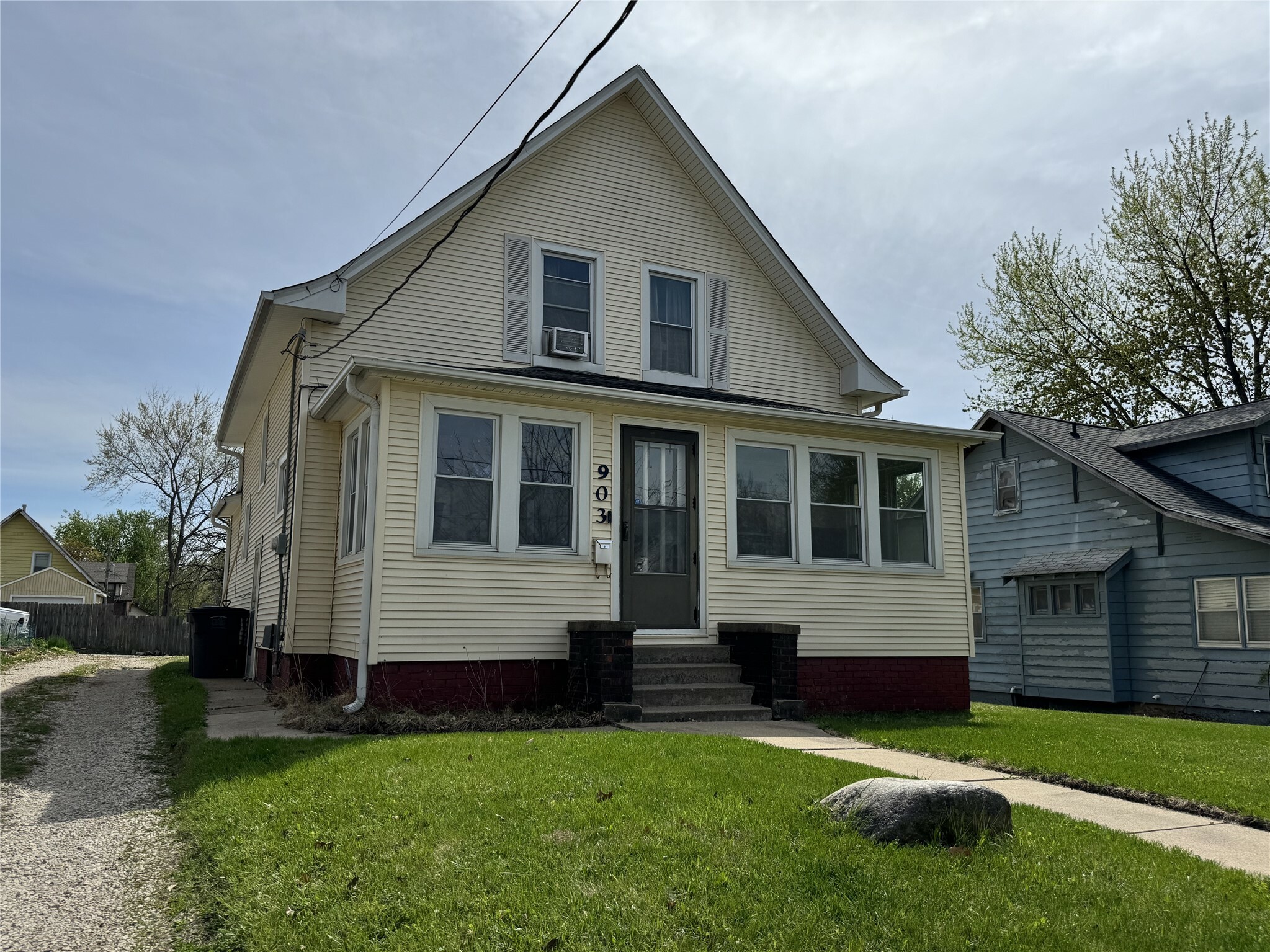 Property Photo: 903 Morton Avenue IA 50316