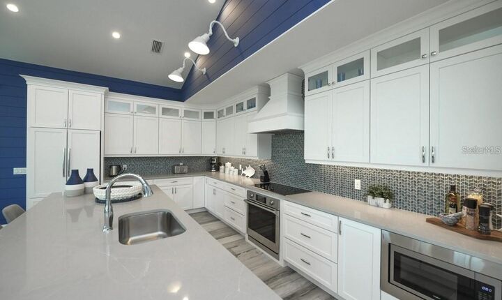 Property Photo: 212 Spring Avenue FL 34216