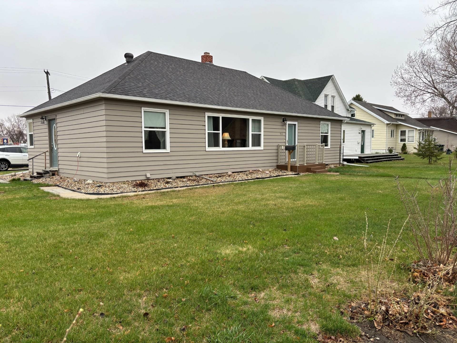 Property Photo: 402 Brewster St E ND 58341