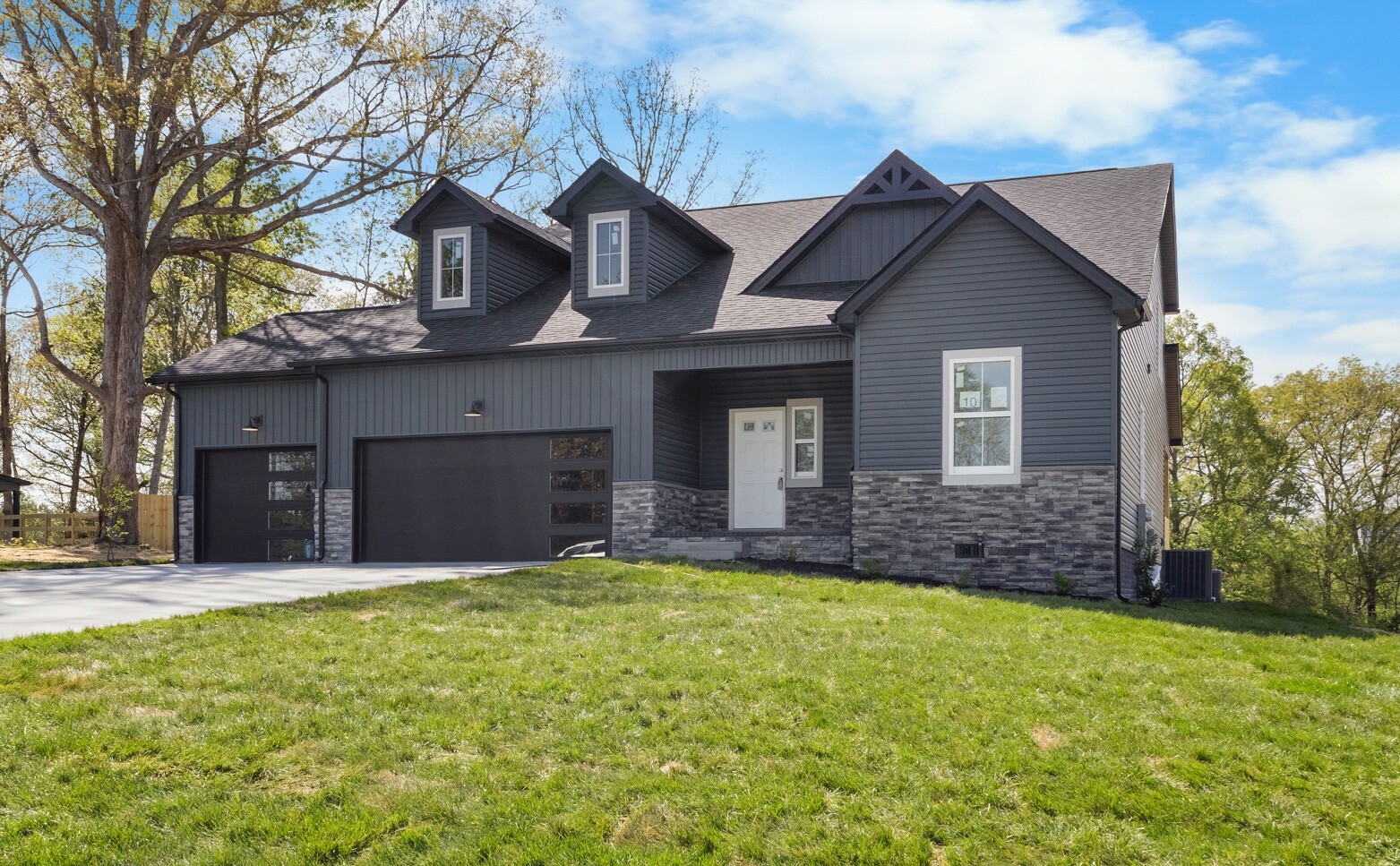 Property Photo: 224 Lewis Grant Ln TN 37171
