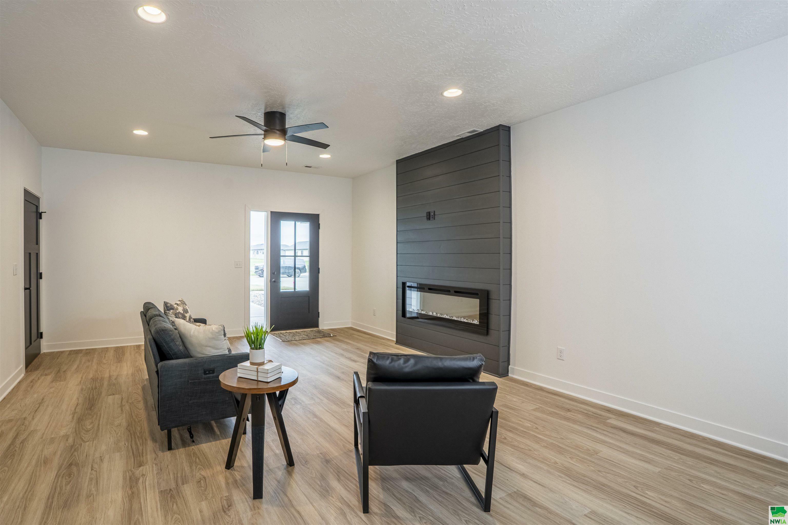 Property Photo: 704 17th St SE 1 IA 51041