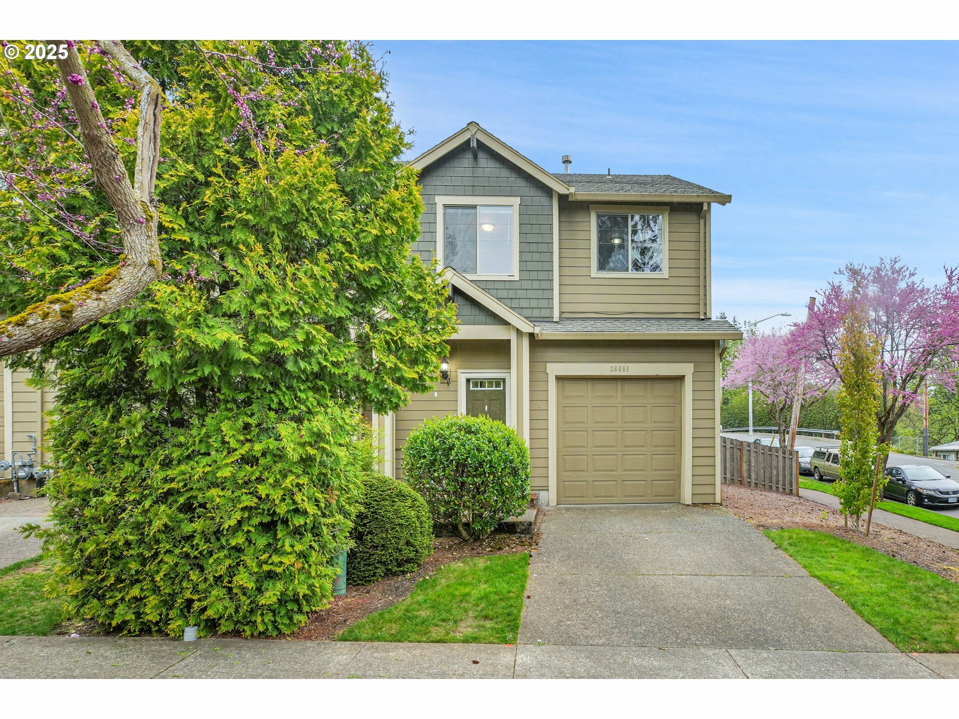 Property Photo: 38651 Galway St OR 97055