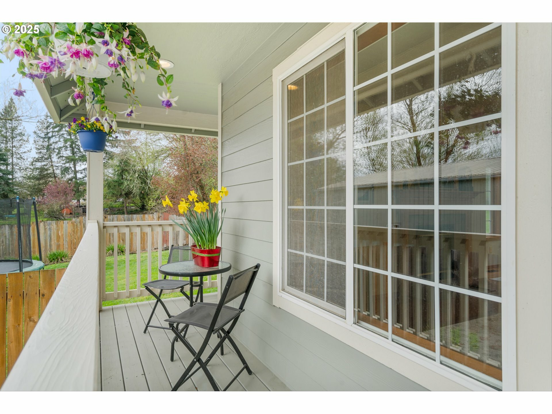Property Photo: 608 NE Hill St OR 97378