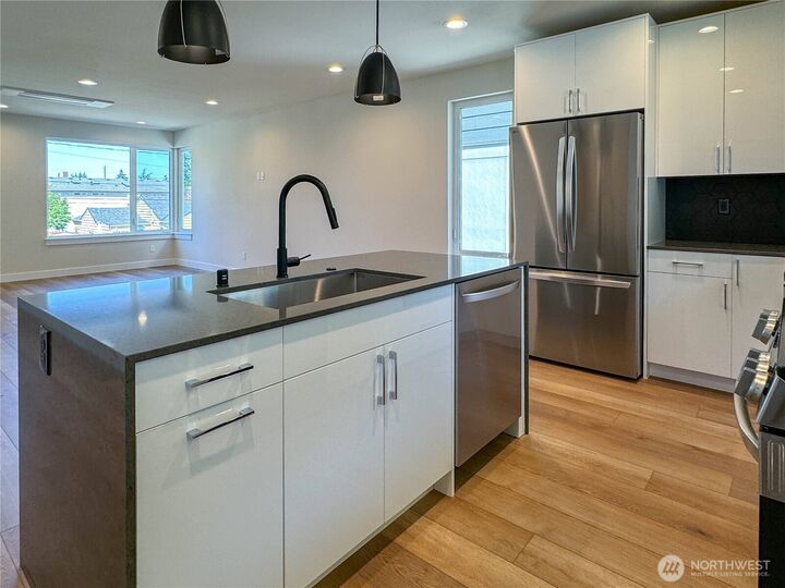 Property Photo:  6909  42nd Avenue S B  WA 98118 