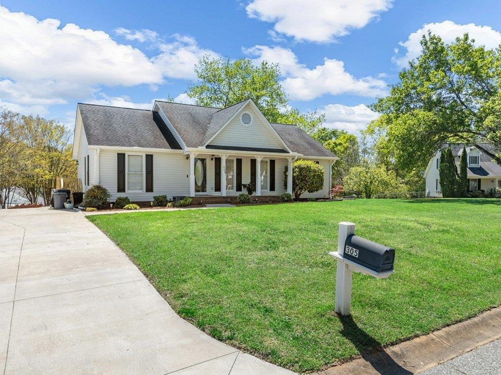 Property Photo: 305 Barefoot Lane SC 29349