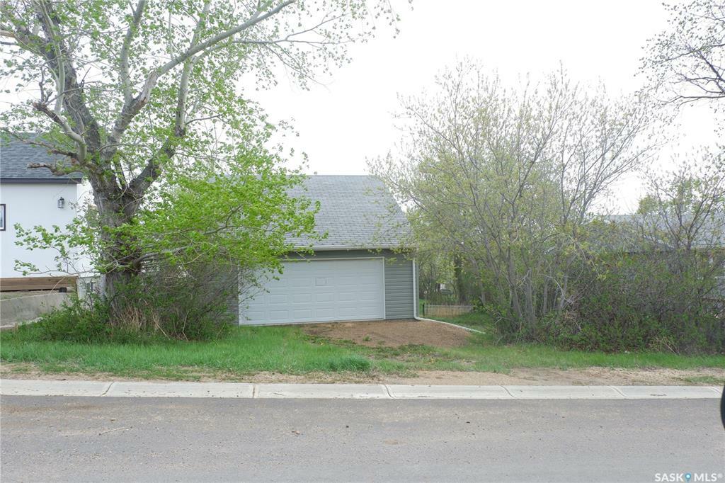 Property Photo: 2007 1st Street S SK S0H 3R0
