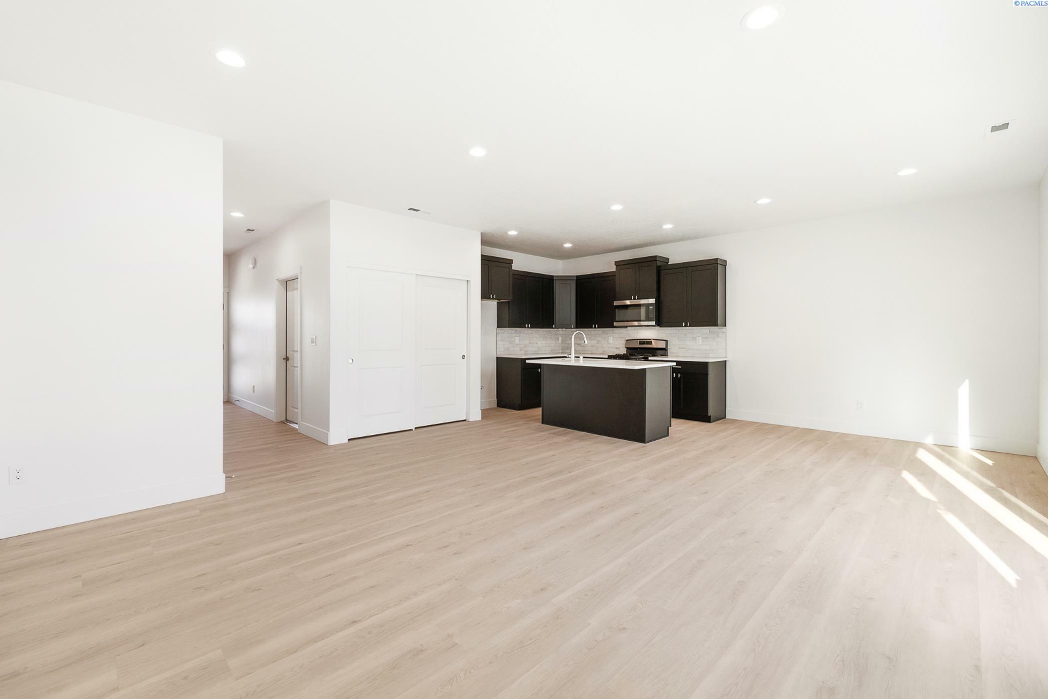 Property Photo: 1162 S Underwood Pl WA 99337