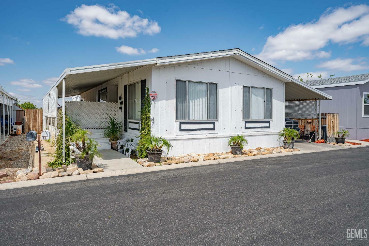 Property Photo: 123 N 10th Street 47 CA 93268