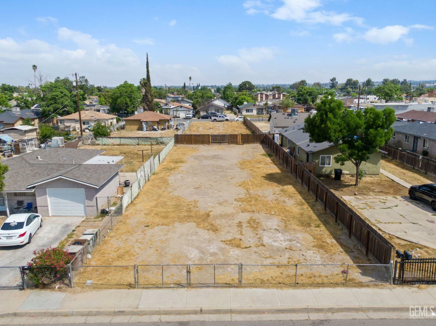Property Photo: 1424 Murdock Street CA 93307