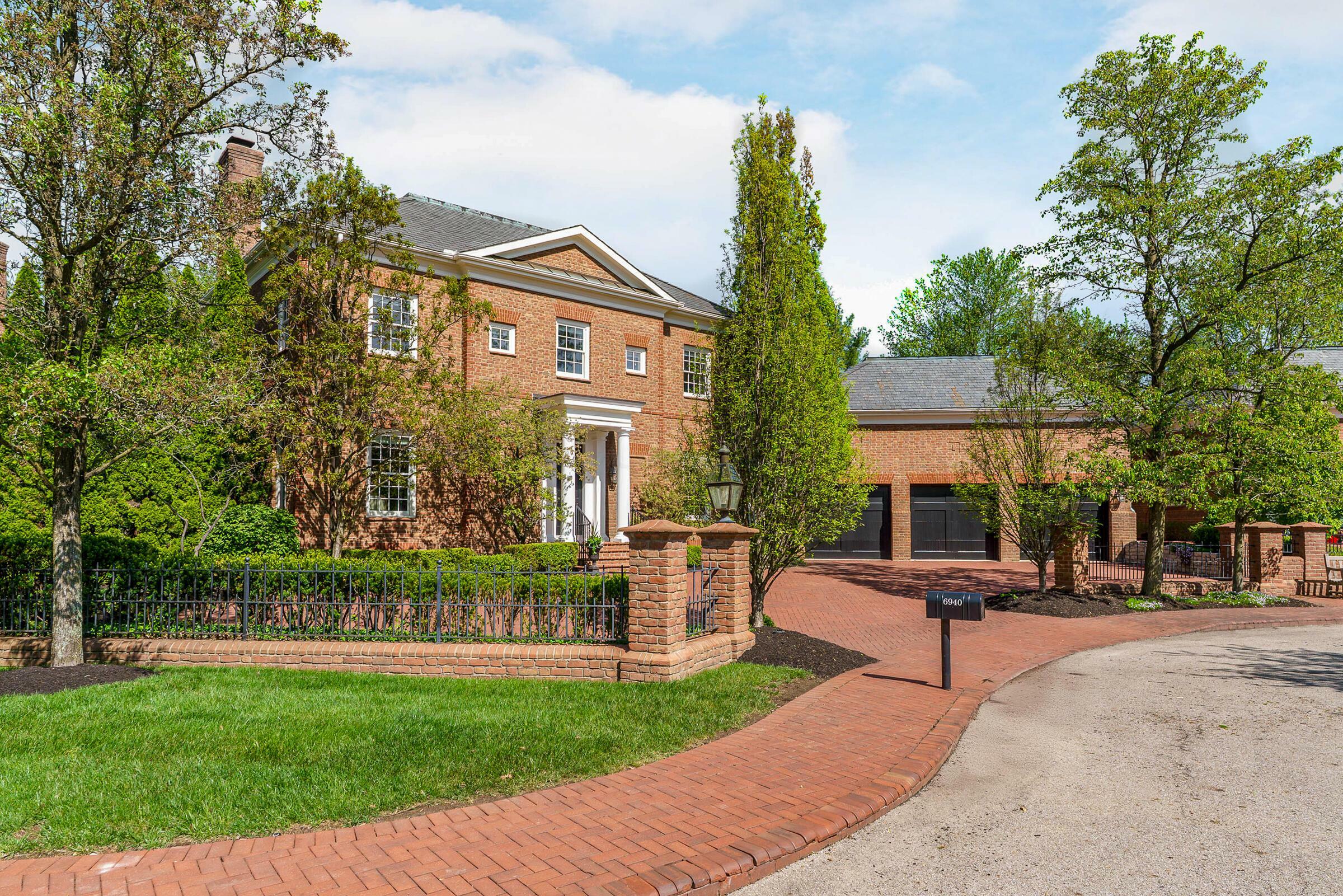 Property Photo: 6940 Clivdon Mews OH 43054