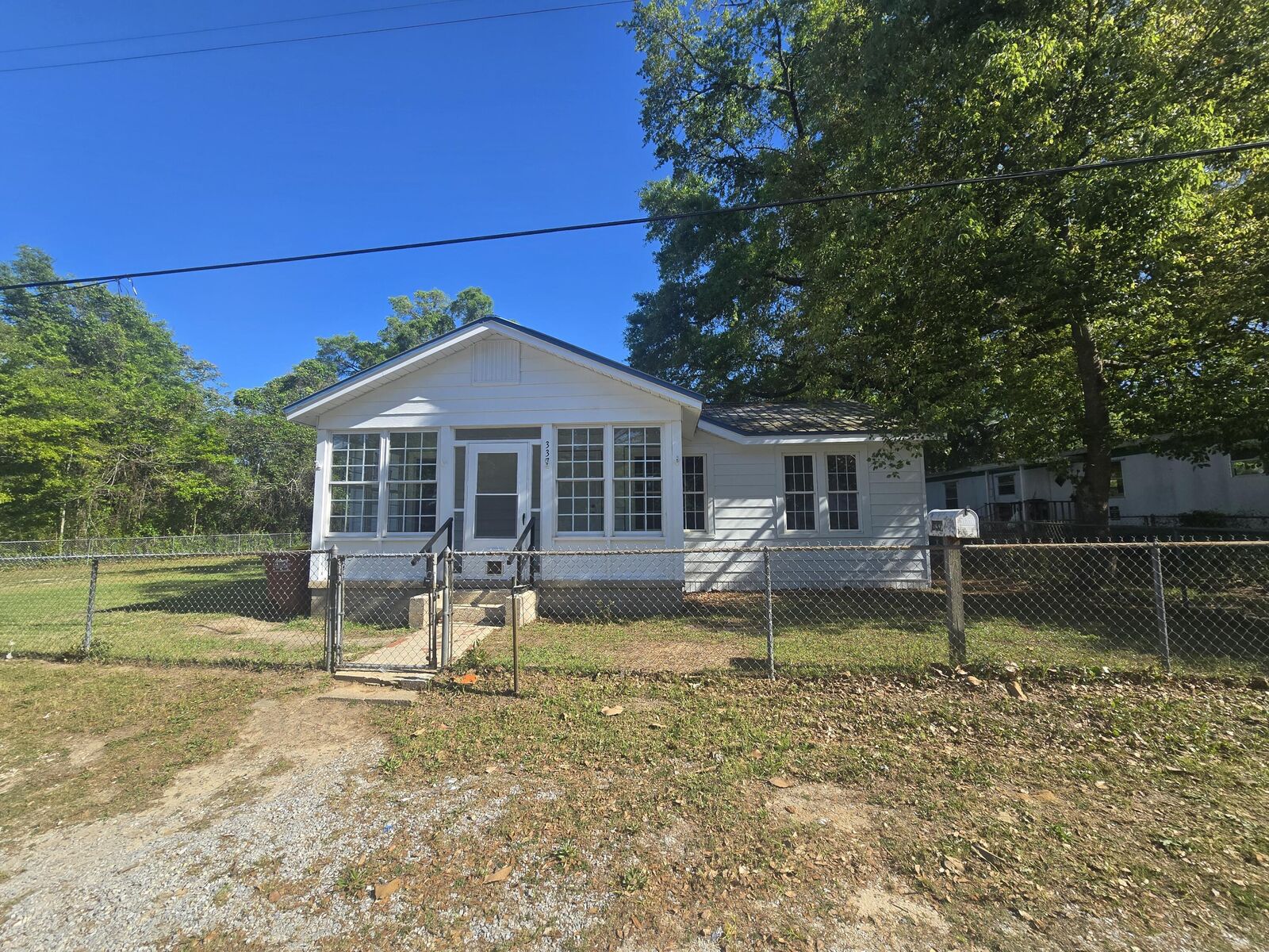 Property Photo: 337 E Chestnut Ave Avenue FL 32539