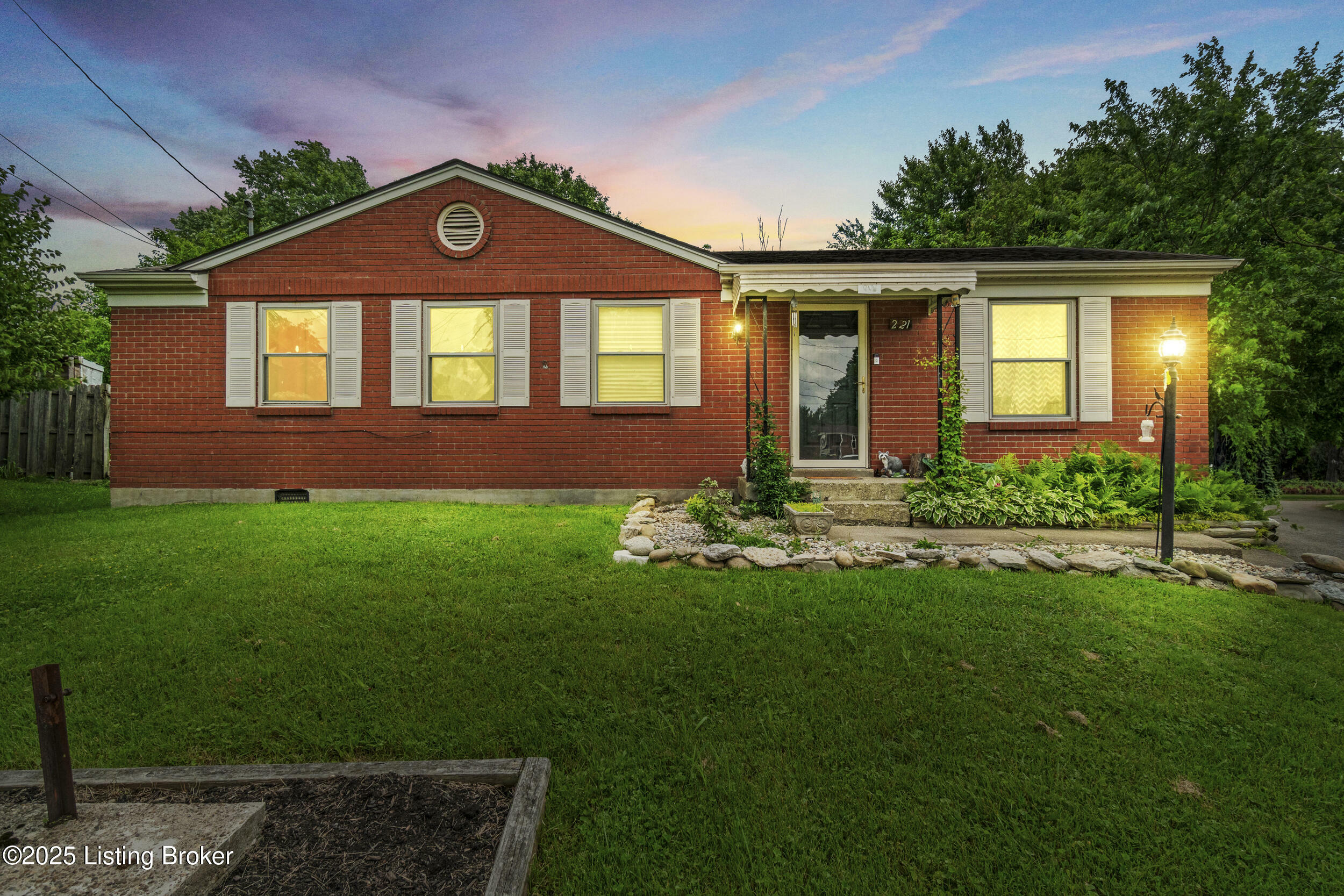 Property Photo: 221 Allison Ct KY 40229
