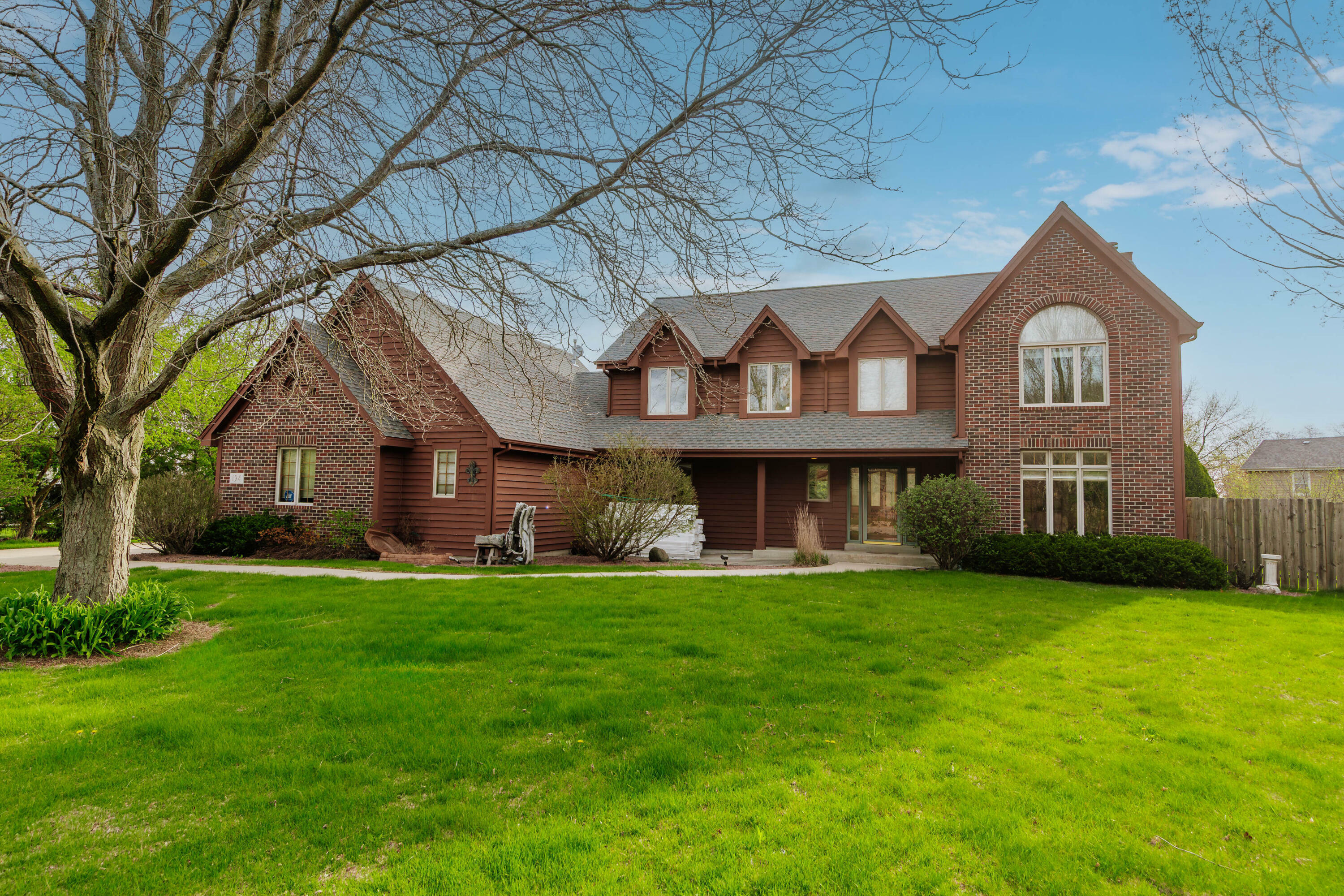 Property Photo: 194 W Fairfield Ct WI 53154