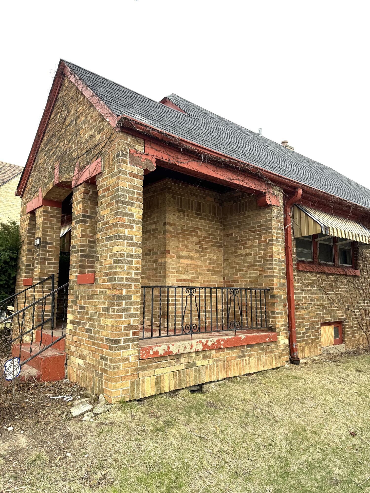 Property Photo: 4637 W Scranton Pl WI 53216