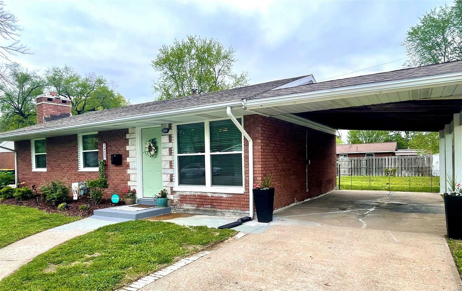 Property Photo: 2405 Kilarney Drive IL 62040