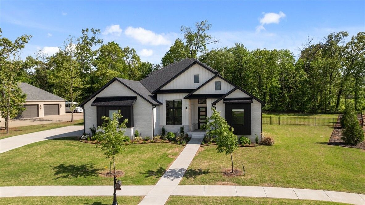 Property Photo: 8424 W Kingbird Court AR 72713