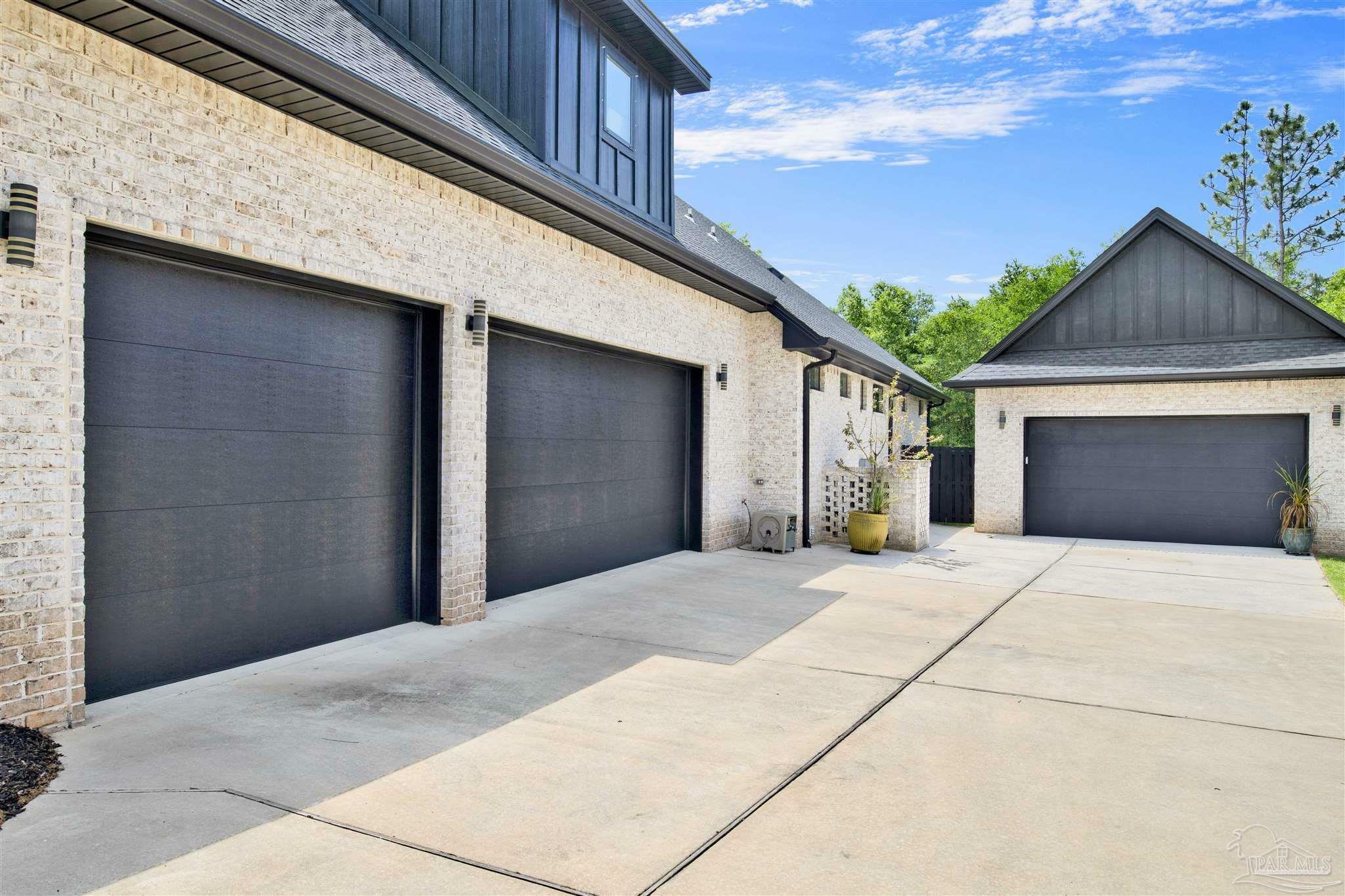 Property Photo: 8780 Spider Lily Way FL 32526