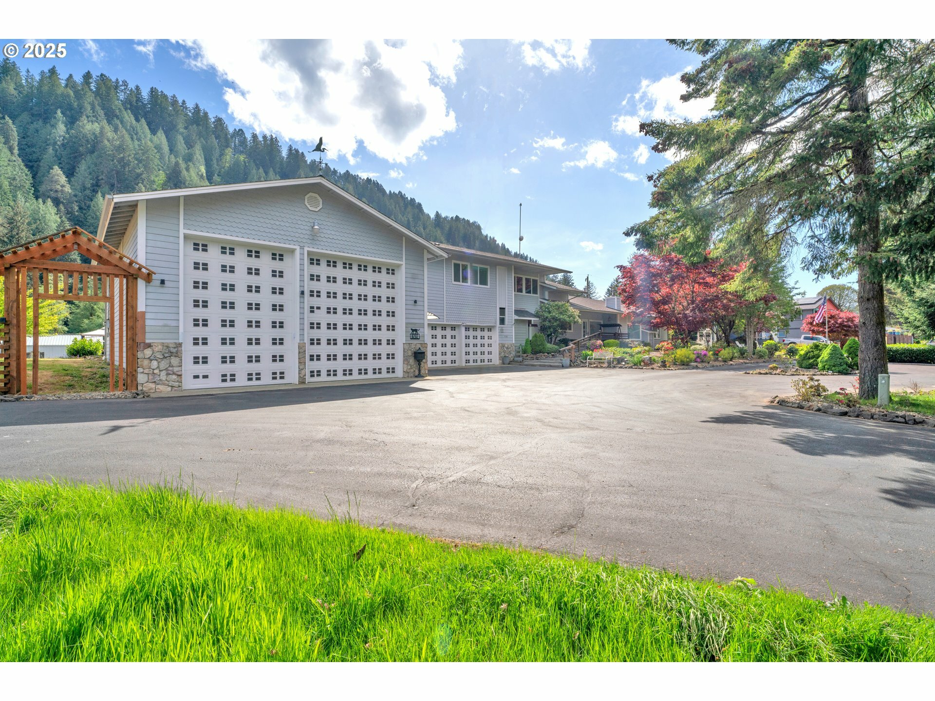 Property Photo: 9202 Phey Ln OR 97439