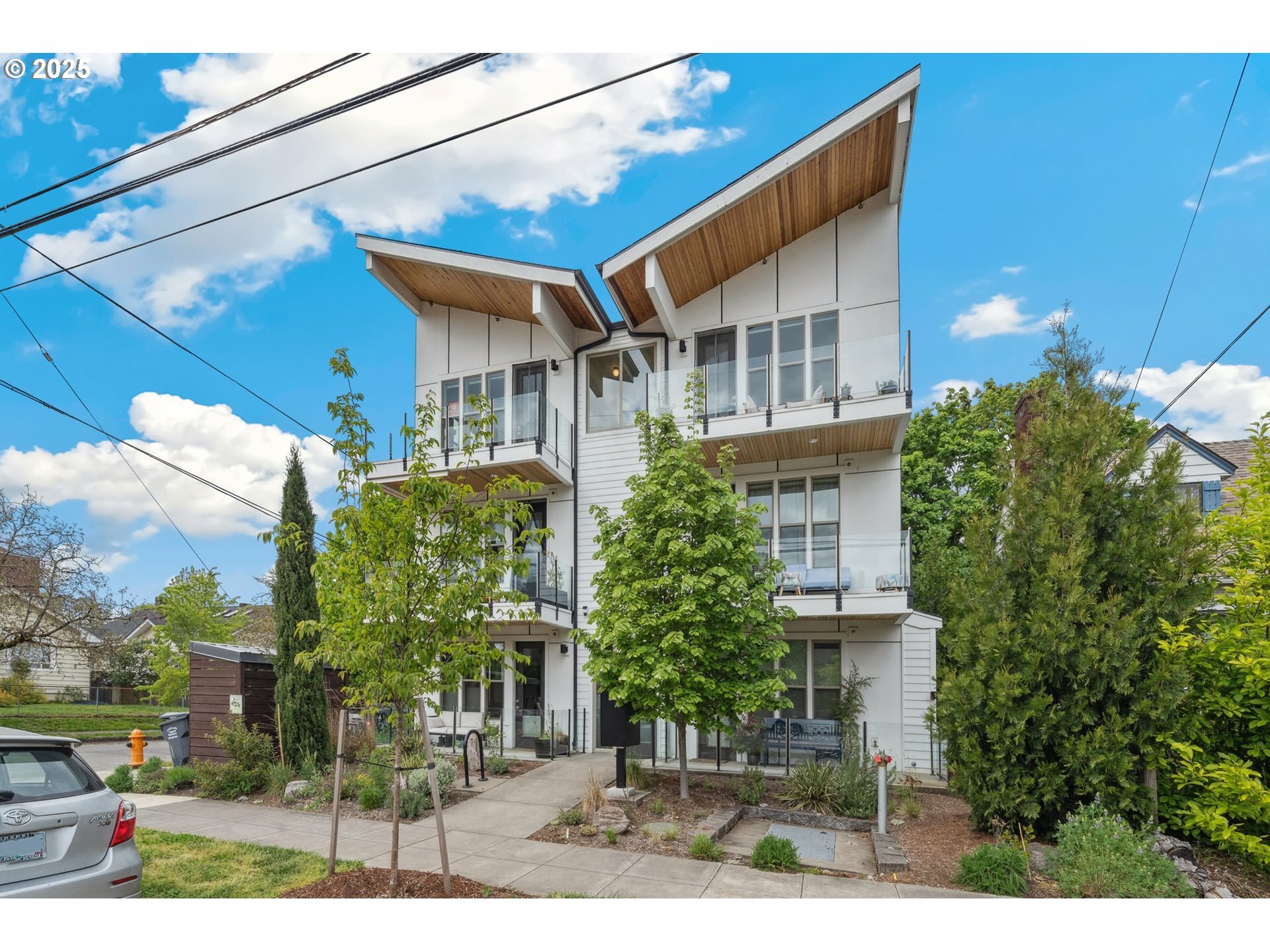 Property Photo: 325 N Emerson St D OR 97217
