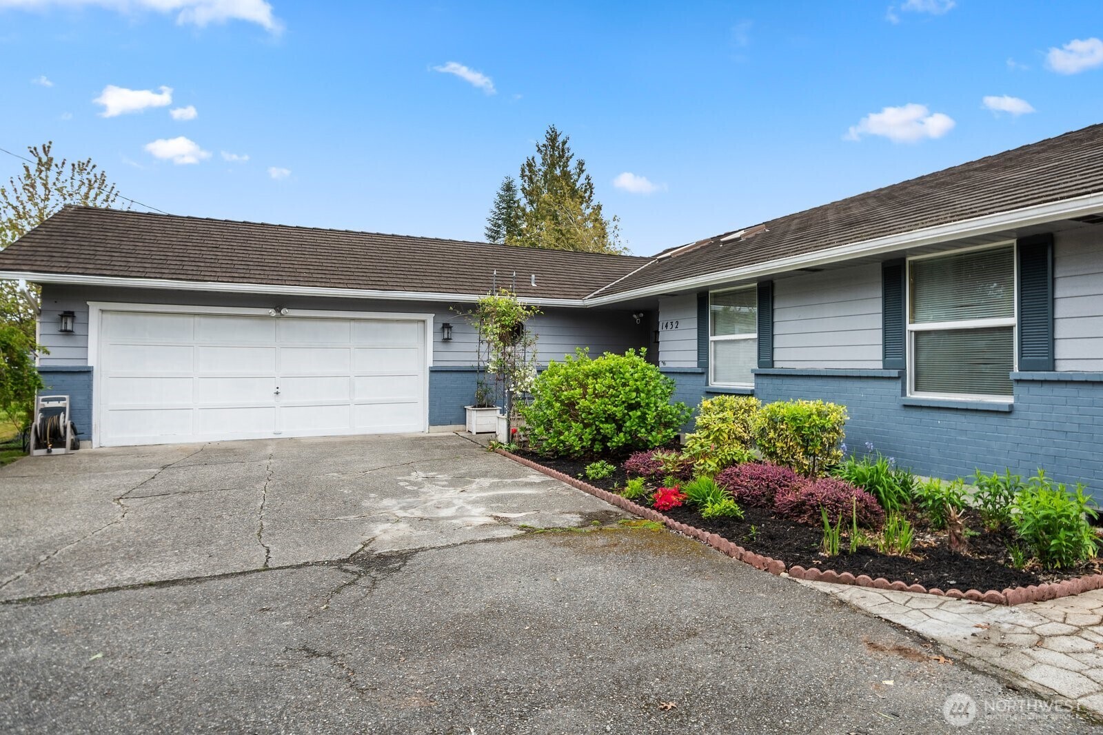 Property Photo: 1432 Hollow Dale Place WA 98204