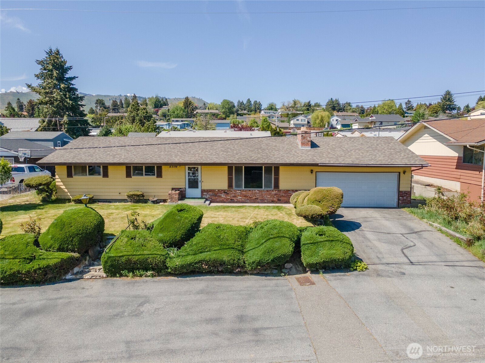 Property Photo: 2110 Avenida Way WA 98801