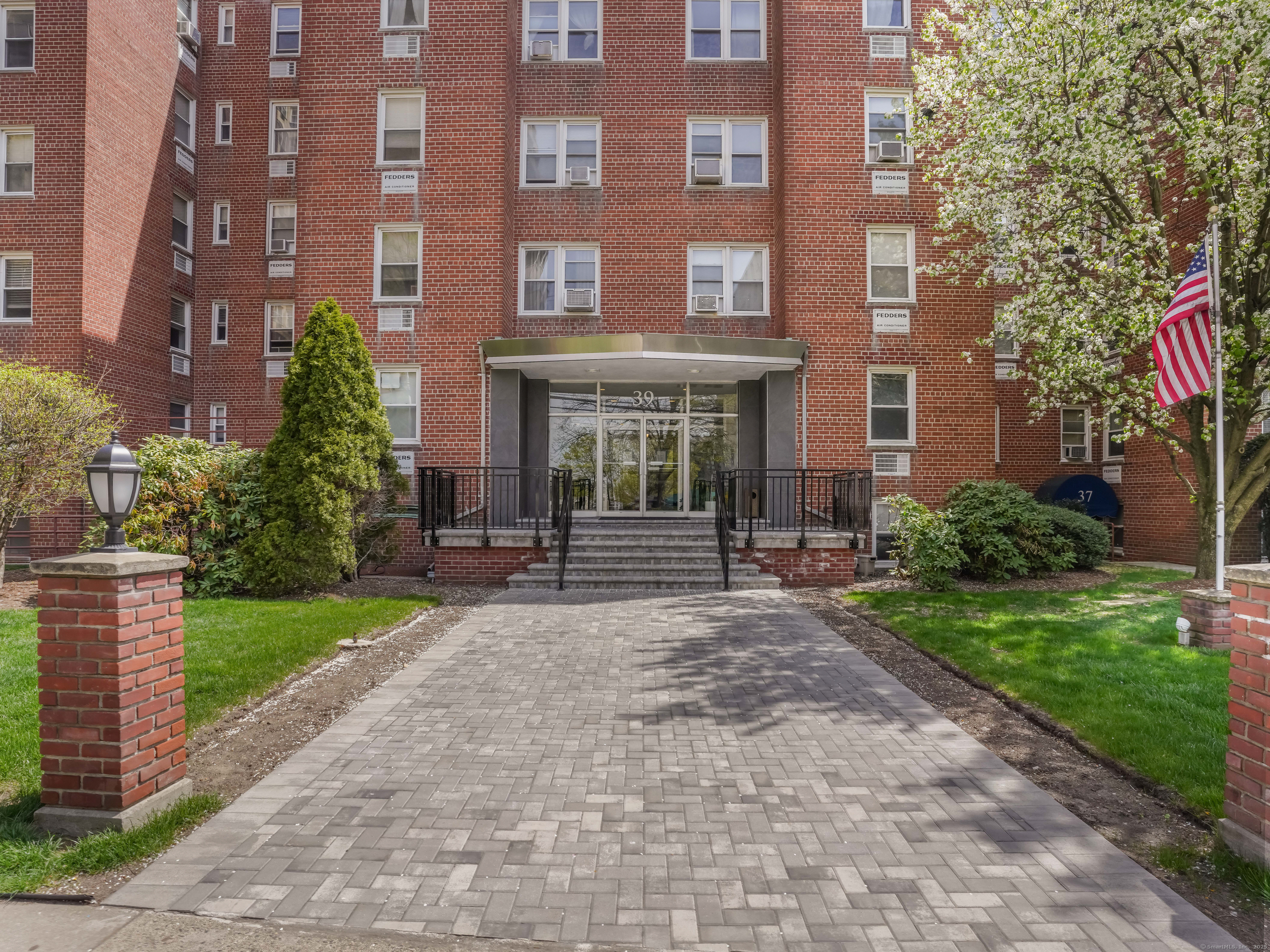 Property Photo: 39 Glenbrook Road Apt 5Y CT 06902