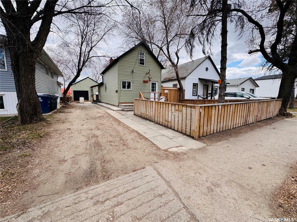 Property Photo: 1610 B Avenue N SK S7L 1H3
