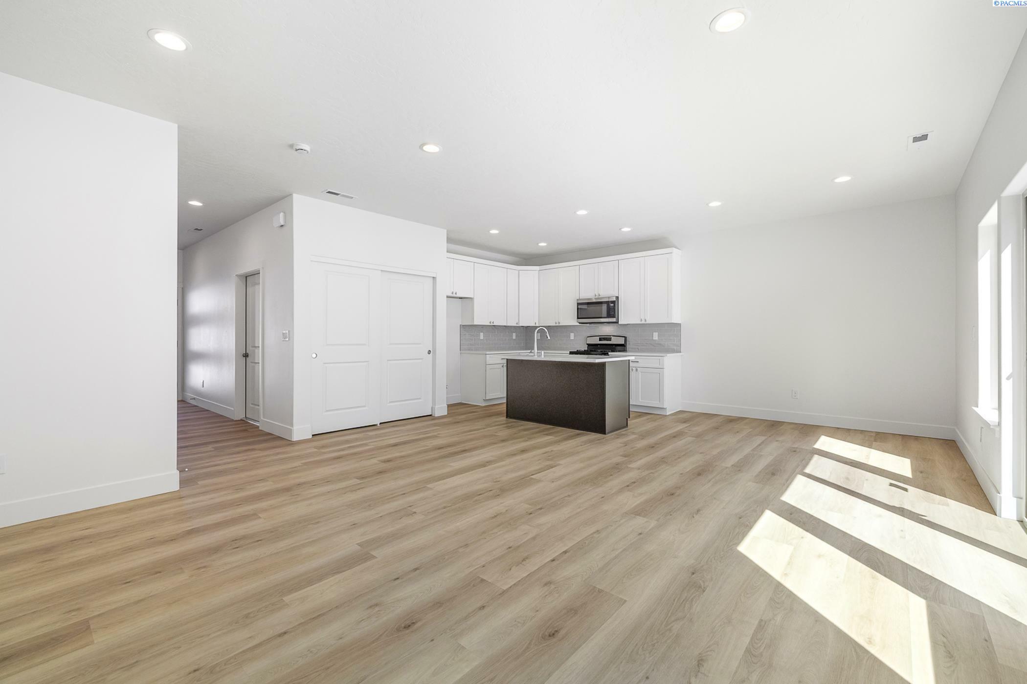 Property Photo: 1163 S Underwood Pl WA 99337